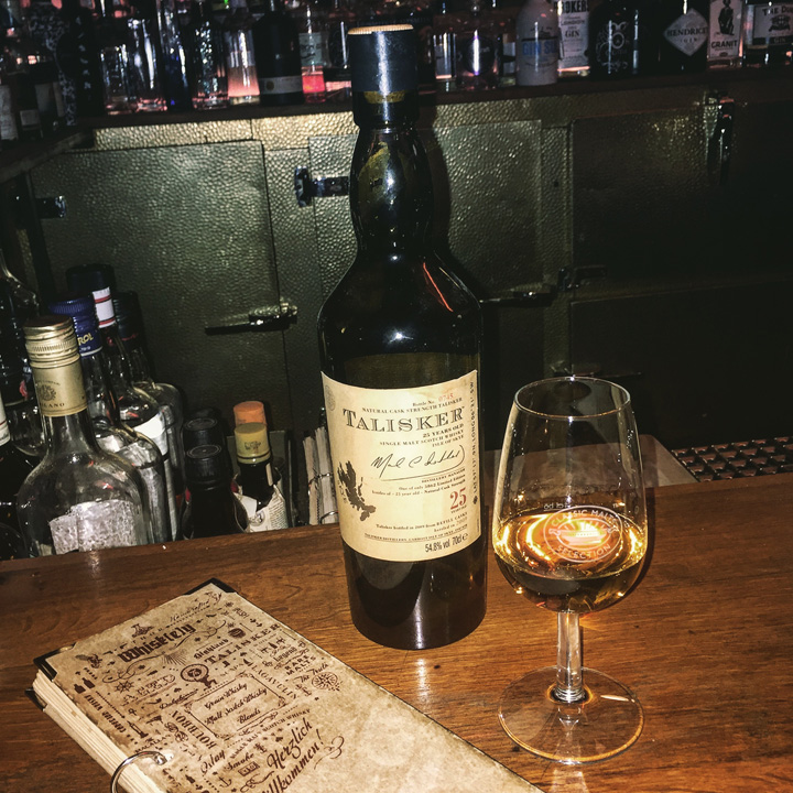 Freudenhaus St. Pauli in Hamburg (Whisky Whiskey Bourbon Bar Pub Location Night-Out Drink Cocktails Barkeeper)