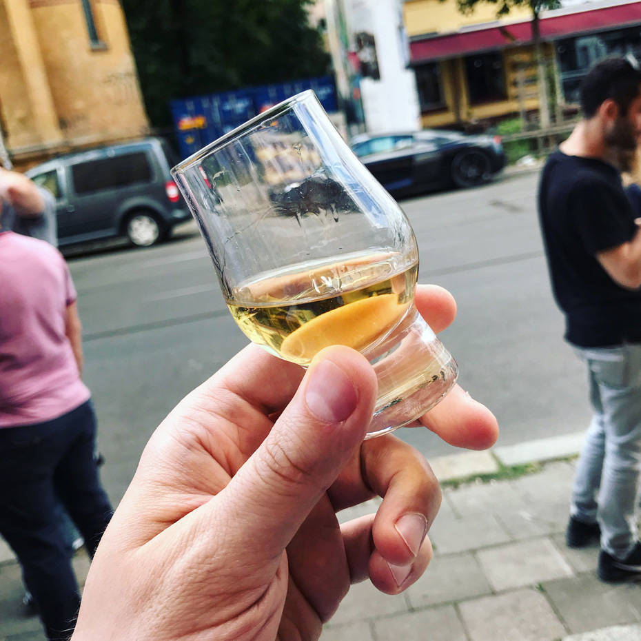 "Day Of The 100 Open Bottles" at Pinkernell's Whisky Market in Berlin (Single Malt Cask Dram Tasting Event)