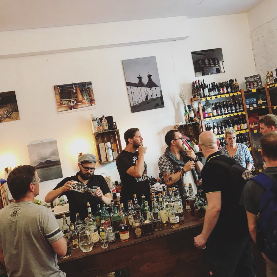 "Day Of The 100 Open Bottles" at Pinkernell's Whisky Market in Berlin (Single Malt Cask Dram Tasting Event)